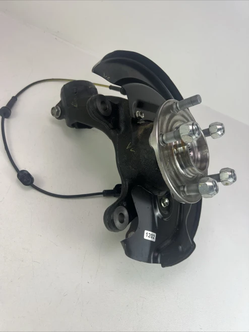 2026-2027 Nissan Sentra Front Left/Driver FWD With Hub Used OEM Steering Knuckle Spindle