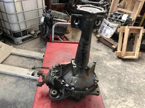 2002-2007 GMC Sierra Denali Front Axle 15860636 Used OEM Front Differential Carriers used OEM front differential carrier