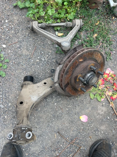 1983-1985 Porsche 928 Front Left/Driver With Hub With Bearing Used OEM Steering Knuckle Spindle