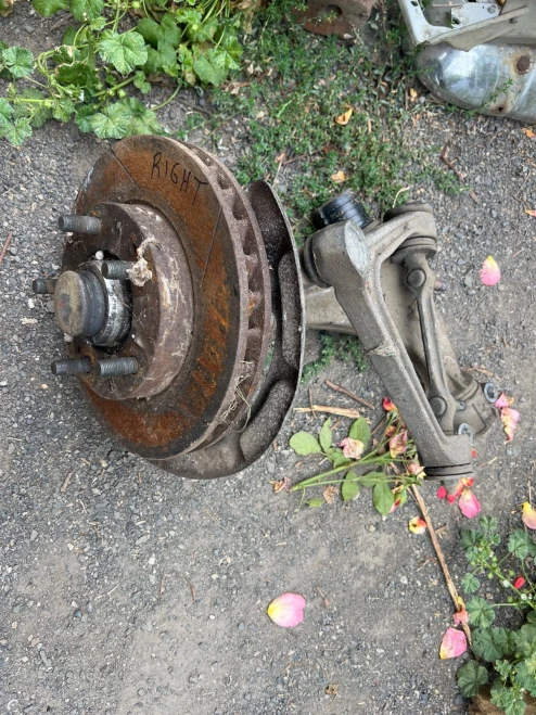 1983-1985 Porsche 928 Front Right/Passenger With Hub With Bearing Used OEM Steering Knuckle Spindle