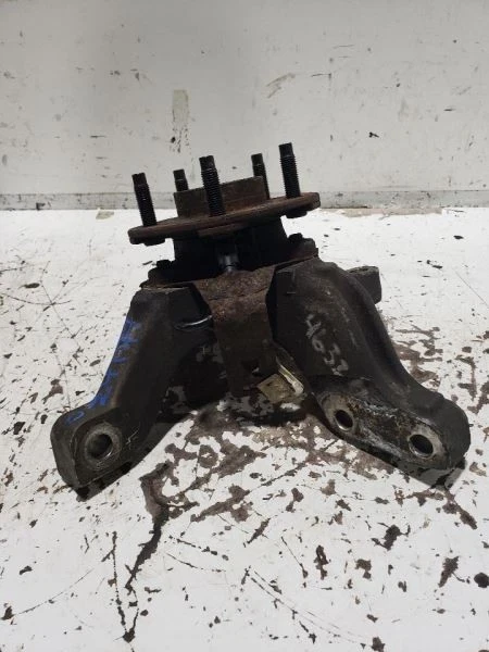 2002-2003 Saturn Vue Front Left/Driver Used OEM Steering Knuckle Spindle
