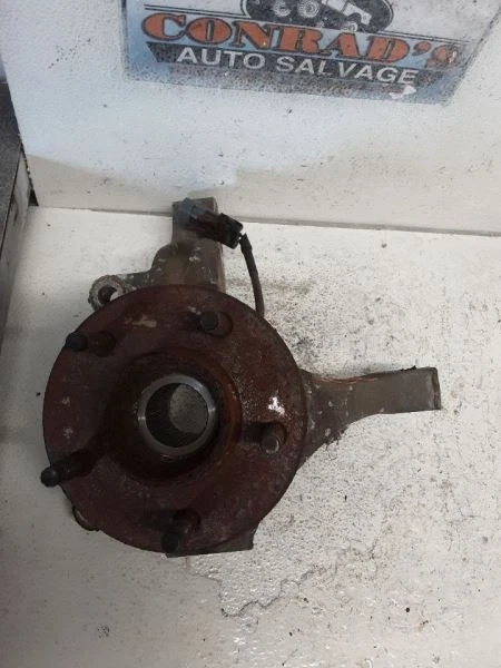 2004-2007 Saturn Vue 1513290 Front Left/Driver Used OEM Steering Knuckle Spindle