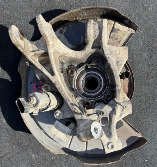 2011-2017 Volkswagen Touareg Rear Right/Passenger With Hub With Bearing Used OEM Steering Knuckle Spindle