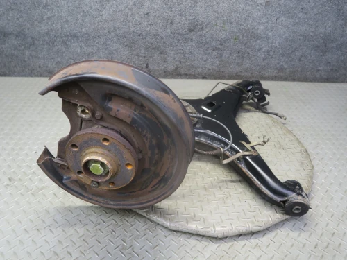 1999-2003 Volkswagen EuroVan Rear Right/Passenger With Hub With Bearing Used OEM Steering Knuckle Spindle