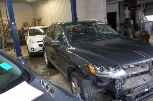 2011-2017 Volkswagen Touareg 1842439 Front Right/Passenger Used OEM Steering Knuckle Spindle
