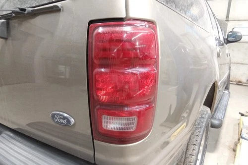 1998 1999 2000 2001 2002 Ford Expedition Passenger RH Tail Light Lamp OEM used OEM tail light assembly