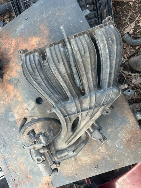 2005-2010 Chrysler PT Cruiser 2.4L Upper With Throttle Body Used OEM Intake Manifold