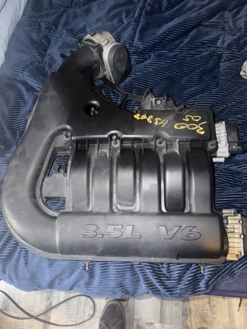 2005-2006 Dodge / Chrysler Charger / 300 3.5L Upper V6 Used OEM Intake Manifold