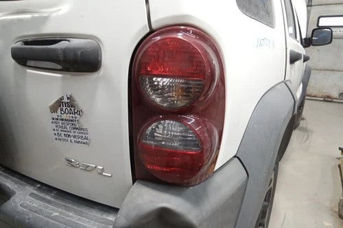 2005-2006 Jeep Liberty Passenger RH Tail Light Lamp OEM used OEM tail light assembly