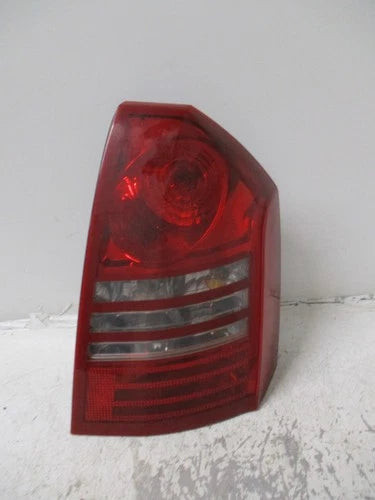 2005-2007 Chrysler 300 Passenger RH Tail Light Lamp OEM used OEM tail light assembly