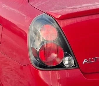 2005-2006 Nissan Altima Driver LH Tail Light Lamp OEM OEM used OEM tail light assembly