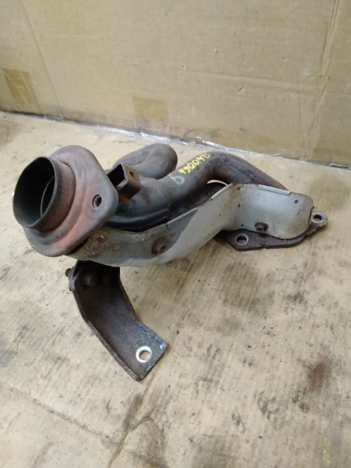 2010-2012 Mazda CX-7 / 2 2.5L Used OEM Exhaust Manifold