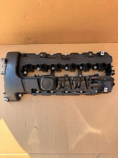 2007-2016 BMW E82 / E89 / E90 / E91 / E92 / E60 N54 Used OEM Valve Cover 11127565284