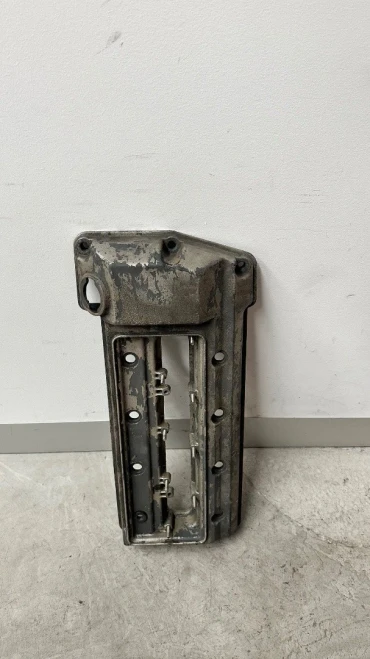 BMW E38 / E39 / E53 Right V8 Used Valve Cover 11121703172