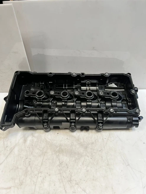 BMW F20 / F22 / F21 / E90 / E91 / E92 / E93 Used OEM Valve Cover