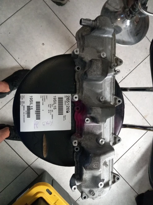 2014-2024 Chevrolet Silverado 5.3L Right 4WD Used Valve Cover 12623927 / 12630880