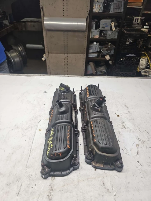 2004-2010 Dodge / Chrysler Caravan / Town & Country 3.3L Pair Used Valve Cover