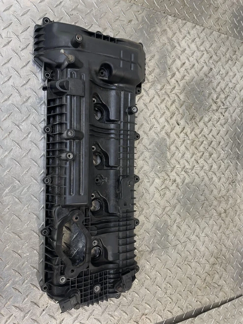 2012-2017 Kia K900 Right Used Valve Cover 22421-8F400
