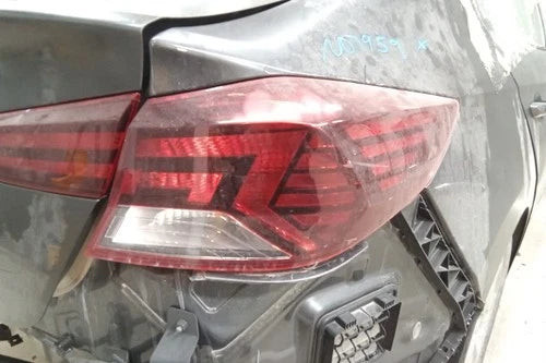 19-20 Hyundai Elantra Passenger RH Quarter Mounted Incandescent Tail Light OEM used OEM tail light assembly