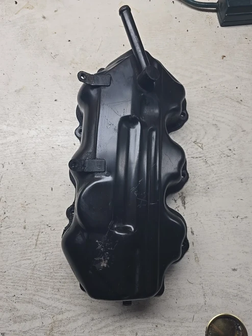 1996 Nissan Pathfinder 3.3L Left Front Used Valve Cover