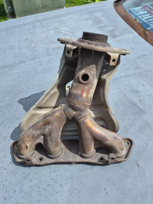 2003-2008 Toyota / Pontiac Matrix / Vibe 1.8L Used OEM Exhaust Manifold