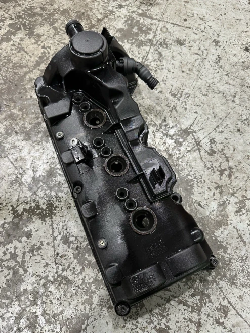 2011-2012 Volkswagen Touareg 3.0L Right Used Valve Cover