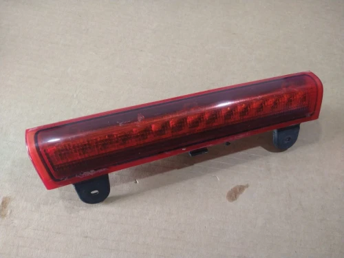2000-2006 Chevrolet / GMC Suburban / Tahoe / Yukon Used OEM Third Brake Light 15170955