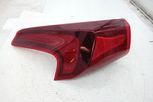 2020 Hyundai Santa Fe Driver LH Tail Lamp Assembly OEM used OEM tail light assembly