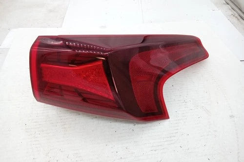 2020 Hyundai Santa Fe Passenger RH Tail Lamp Quarter Panel Mounted OEM used OEM tail light assembly