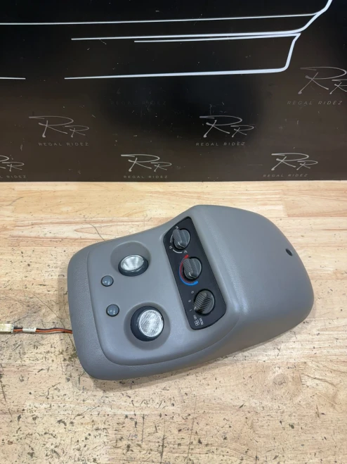 2000-2002 Chevrolet / GMC Suburban / Tahoe / Yukon With Climate Controls Used Overhead Console