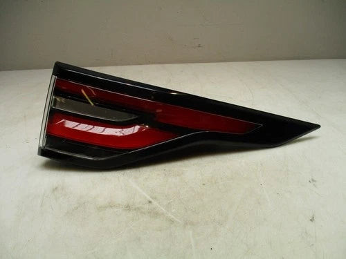 2017-2020 Land Rover Discovery RH Passenger Quarter Mounted Tail Light Lamp OEM used OEM tail light assembly