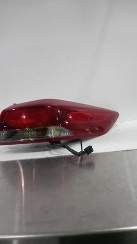 2017 Hyundai Elantra R White 92402F3000 Used OEM Tail Lights used OEM tail light assembly