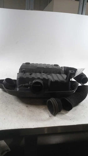 2011 Chevrolet Hhr 2.2 Used OEM Air Cleaner Assembly used OEM air cleaner assembly