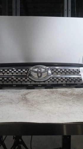 2006 Toyota RAV4 Upper Limited 4 Cylinder Upper Used OEM Upper Grille used OEM grille