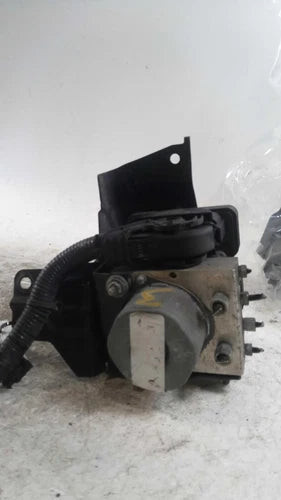 2017 Nissan Rogue 2.5L VIN 5 1ST Used OEM ABS Pump and Motor Assembly used OEM ABS pump and module assembly
