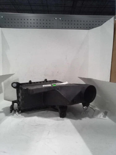 2019 Jeep Cherokee 2.0 Used OEM Air Cleaner Assembly used OEM air cleaner assembly