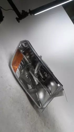 2014 RAM Dodge 2500 Pickup Halogen W/O Projec Used OEM Left Headlight Assembly used OEM headlight assembly