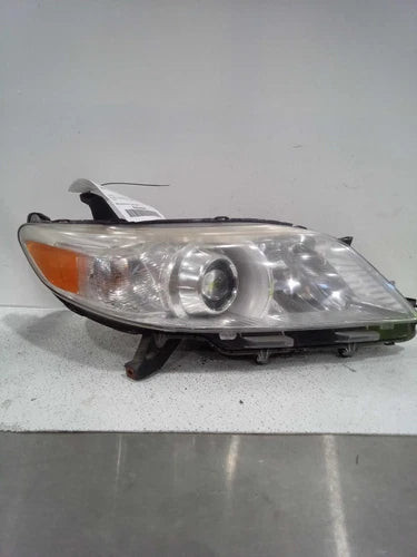 2017 Toyota Sienna halogen clear lens Right Used OEM headlight used OEM headlight