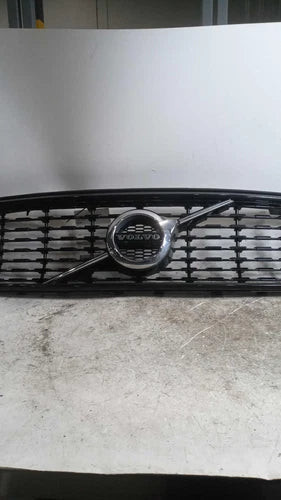 2020 Volvo Xc40 upper R-Design w/o surround view camera Used OEM grille used OEM grille