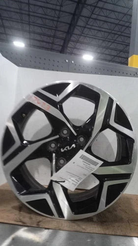 2023 Kia Sportage gasoline 18x7-1/2 5 spoke machined face Used OEM wheel used OEM wheel