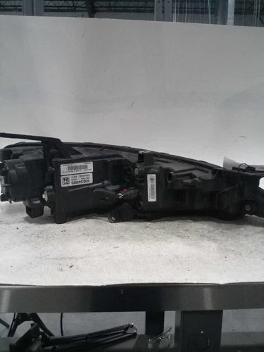 2016 Chrysler 200 Sdn halogen projector w/o d Used OEM headlight used OEM headlight