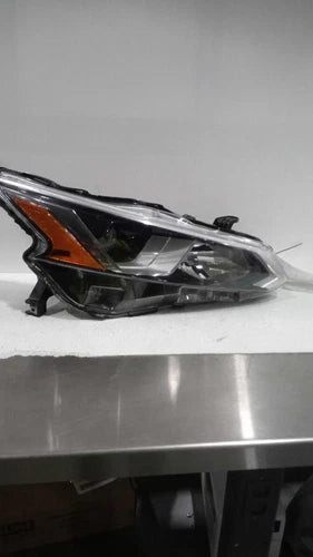 2019 Nissan Altima halogen Right Used OEM headlight used OEM headlight