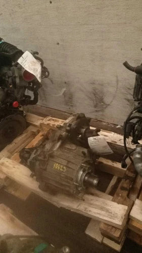 Used OEM 2004 Jeep Grand Cherokee Transfer Case Assembly 52853114AA used OEM transfer case