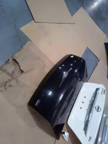 2007 Chrysler 300 OEM Tailgate W/o Spoiler Used 105K Mileage Gray used OEM spoiler