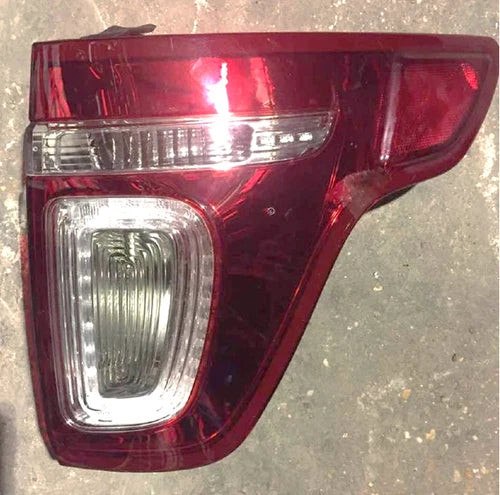 2011-2015 Ford Explorer Passenger RH Tail Light Assembly Twist in Signal OEM used OEM tail light