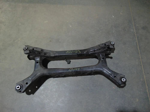 2018 TOYOTA CAMRY 2.5L FWD REAR SUBFRAME UNDERCARRIAGE CROSSMEMBER CRADLE OEM used OEM rear subframe and crossmember