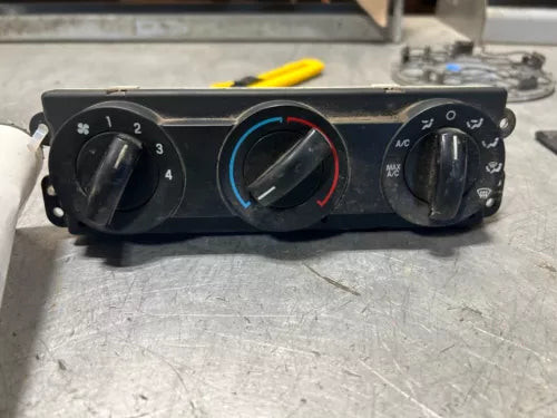 2005-2007 Ford F250 F350 Manual A/C Heater Climate Temp Control With AC Used used OEM A/C climate control module