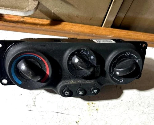2005 CHEVROLET EQUINOX A/C Heater Climate Temperature Control OEM... used OEM A/C climate control module