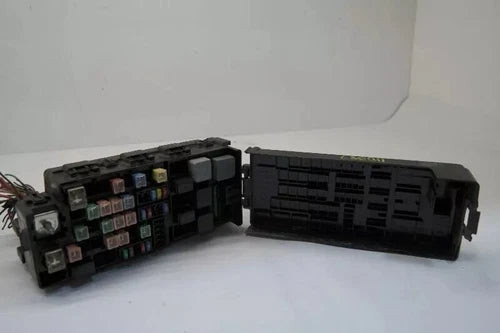 2005-2007 FORD TAURUS ENGINE FUSE BOX OEM used OEM fuse box