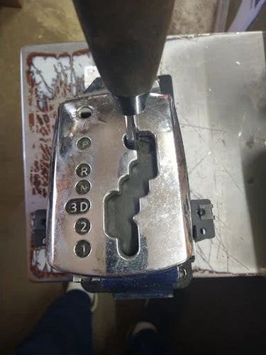 2005 NISSAN ALTIMA AUTOMATIC FLOOR GEAR SHIFTER OEM used OEM display screen